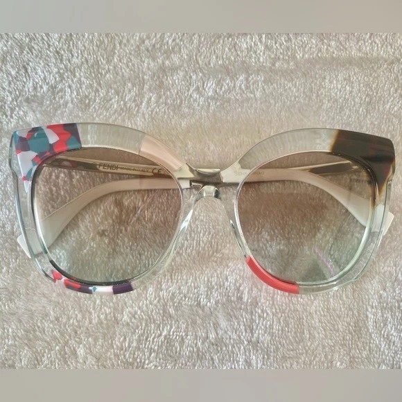 Juego FENDI RETRO - Gafas de sol con estuche + Tarjeta de autenticidad Foto 2 de 3
