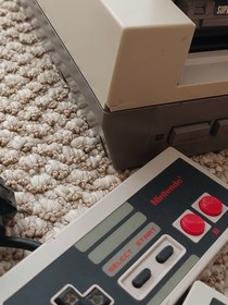 NES Nintendo Entertainment System With Two Controllers & Super Mario Bros