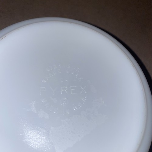 #472 1 1/2PT PYREX MILK GLASS BROWN/TAN/GOLD IVY LEAF DISH - Picture 3 of 5