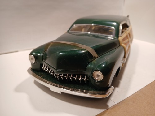 Hot Wheels 1:18 Scale 1950 MERCURY WOODIE w/ Surfboard Diecast - Loose - Picture 2 of 5