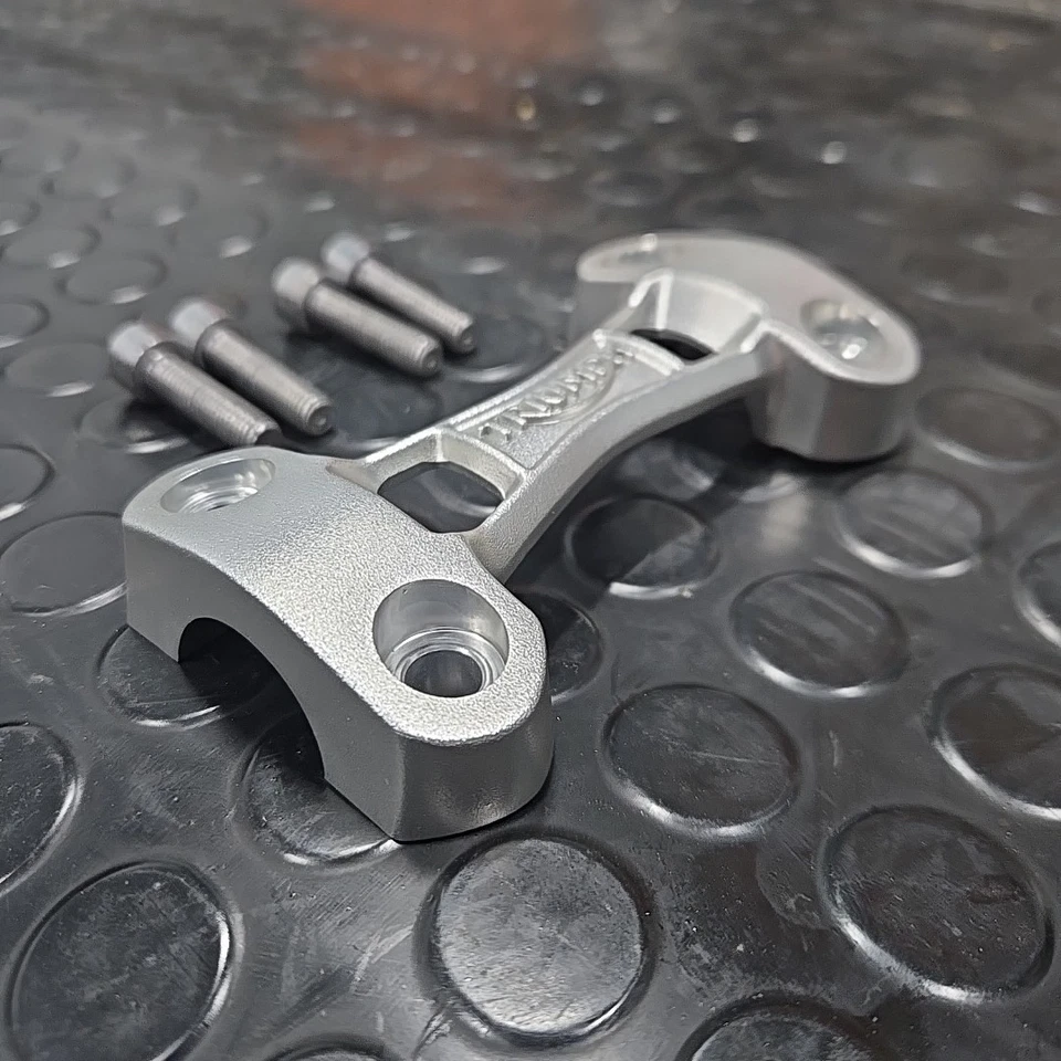 Triumph Street Triple RS 765 2018-2020 OEM manillar abrazadera superior montaje con pernos Foto 3 de 4