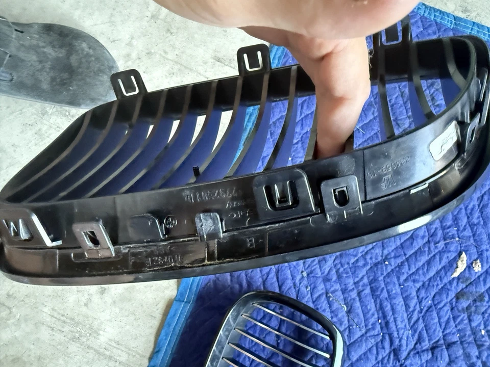 bmw e90/e92/e93 OEM front bumper grille SET M3 2008-13 - Image 4 of 4