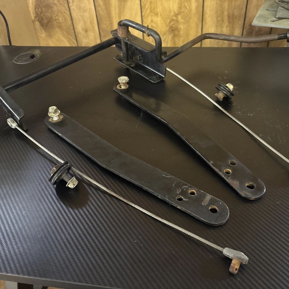 CUB CADET LT1042 LT1045 LT1046 LT1050 "PALANCA DE AJUSTE DE ALTURA DE CUBIERTA Y ACOPLAMIENTO" Foto 2 de 4