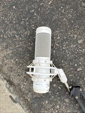 Hyper x QuadCast Microphone Pre-owned White Boom Arm And Pop Filter Included.