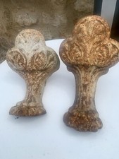 Paire d'anciens gros pieds griffés de baignoire et décor feuillage en fonte