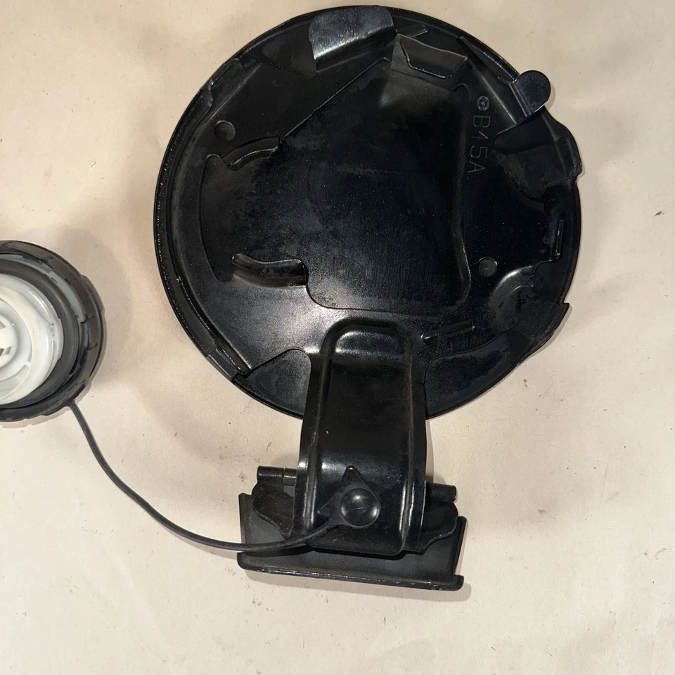 Puerta del tanque de combustible OEM Mazda 3 Sport 2014-2016 Foto 3 de 4