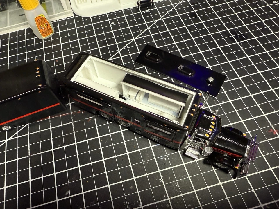 DCP 1:64 Peterbilt 389 Custom Made RV / Custom Made Trailer - Image 4 of 4