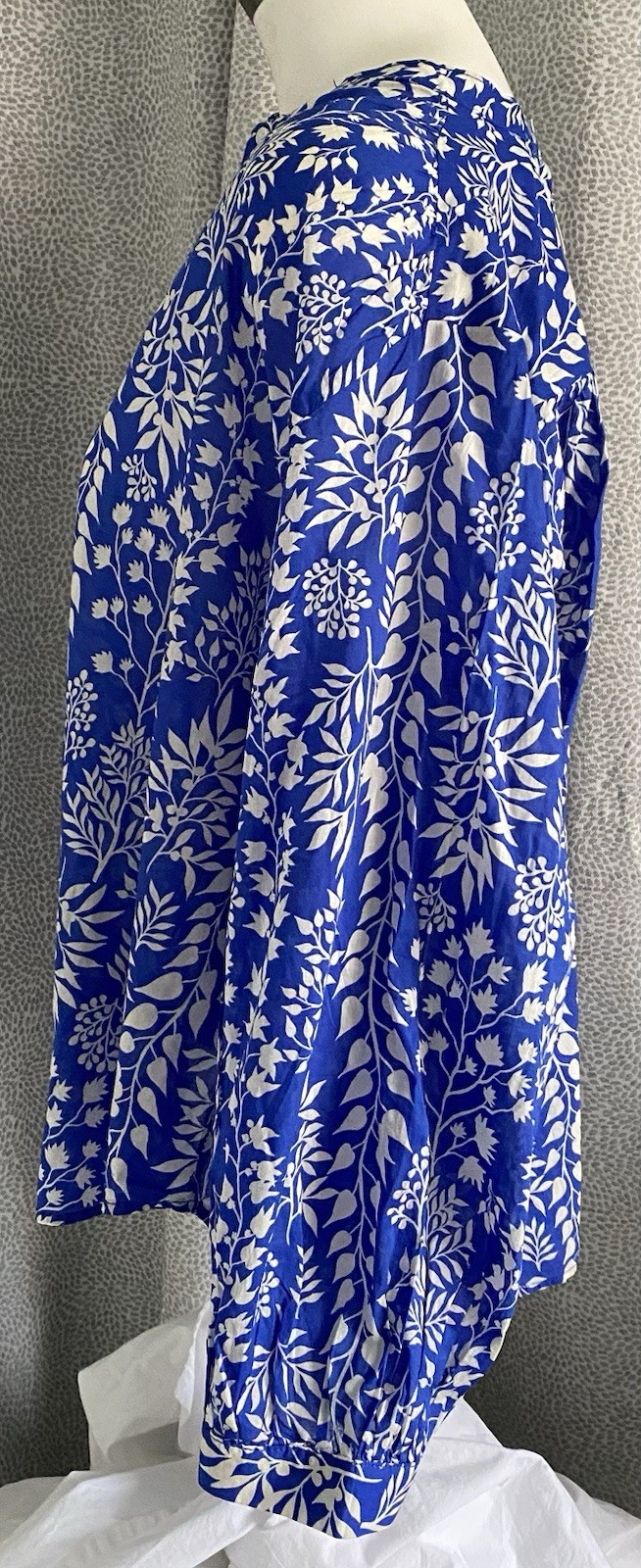 NWT H&M Floral Blue/White Blouse Shirt Top Viscose LS Relaxed Button Up Sz M thumbnail 4