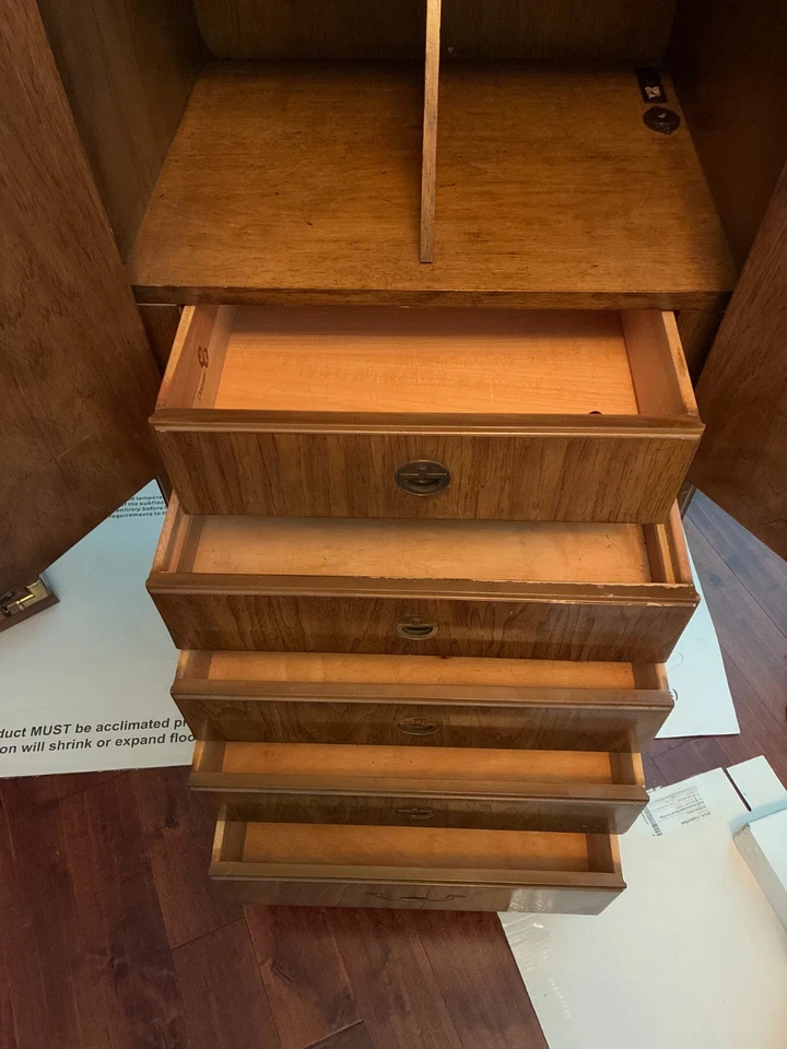 Par - Gabinetes estilo chiferobe Drexel Campaign Accolade, 80" T, 23,5" W, 19" D Foto 4 de 4