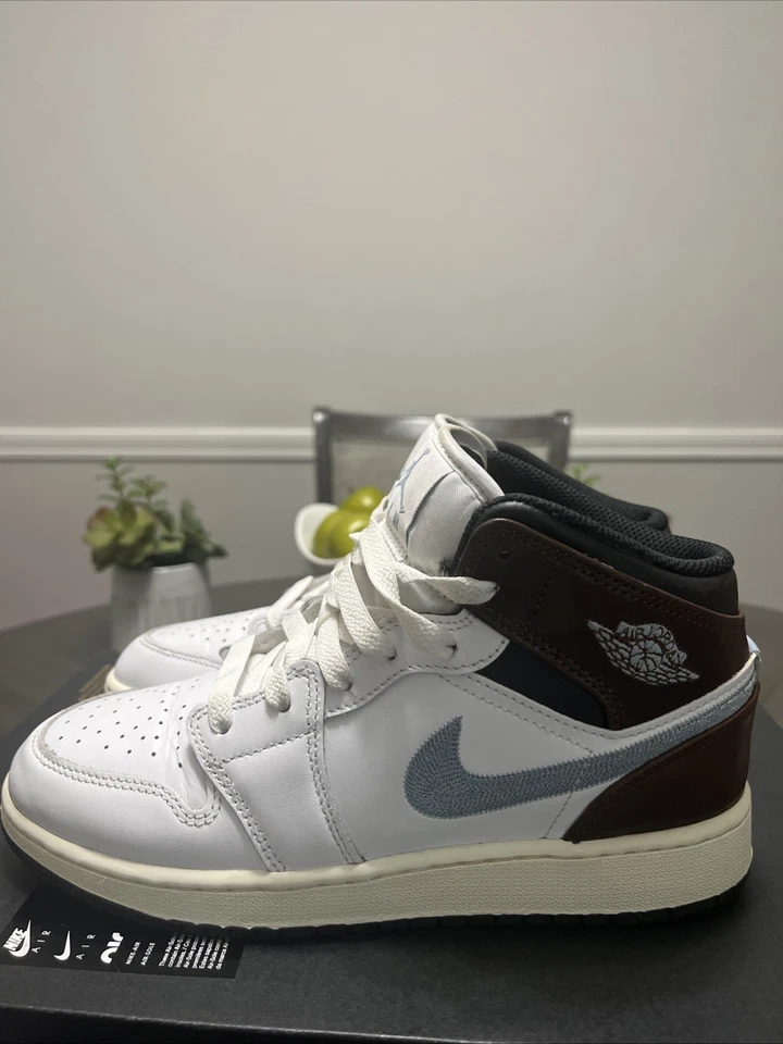 Air Jordan 1 Mid Size 5Y White,Blue,Black, Brown Leather - Image 3 of 4