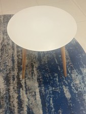 Round small table white 40cm diameter 