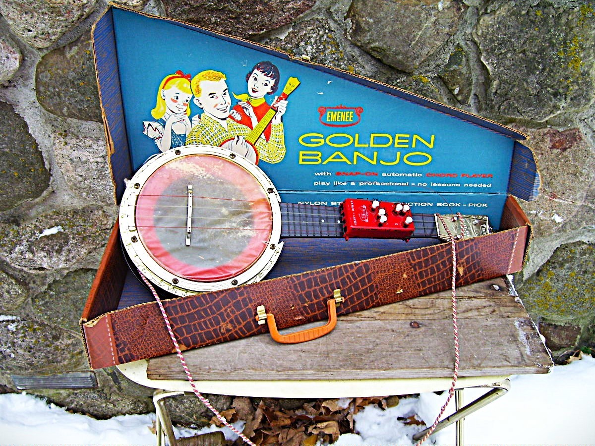 SELDOM SEEN  1950s EMENEE TOY GOLDEN BANJO ~  W/CASE  & CHORD  PAYER  ATTACHMENT