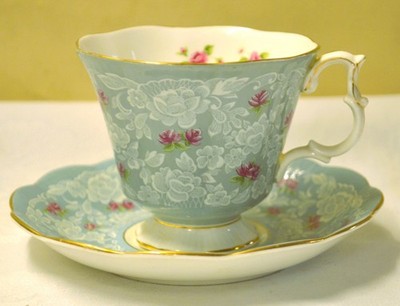 Royal Albert True Love Tasse & Untertasse - grün / fast türkis in einigen Lichtern