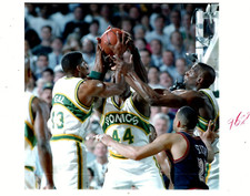 1994 AP COLOR PHOTO SEATTLE SUPERSONICS KENDALL GILL, MICHAEL CAGE & SHAWN KEMP