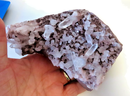 Hundreds of White colombian rough Quartz Points on a pnky stone (RARE) 667 grs - Bild 2 von 8