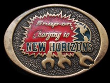 LH11124 NICE 1970s  SNAP-ON TOOLS  CHARGING TO NEW HORIZONS SOLID BRASS BUCKLE