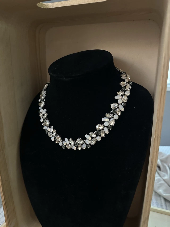 Collar Ann Taylor Loft Racimo de Cristal Estrás Gris Claro Tono Plateado Foto 3 de 4