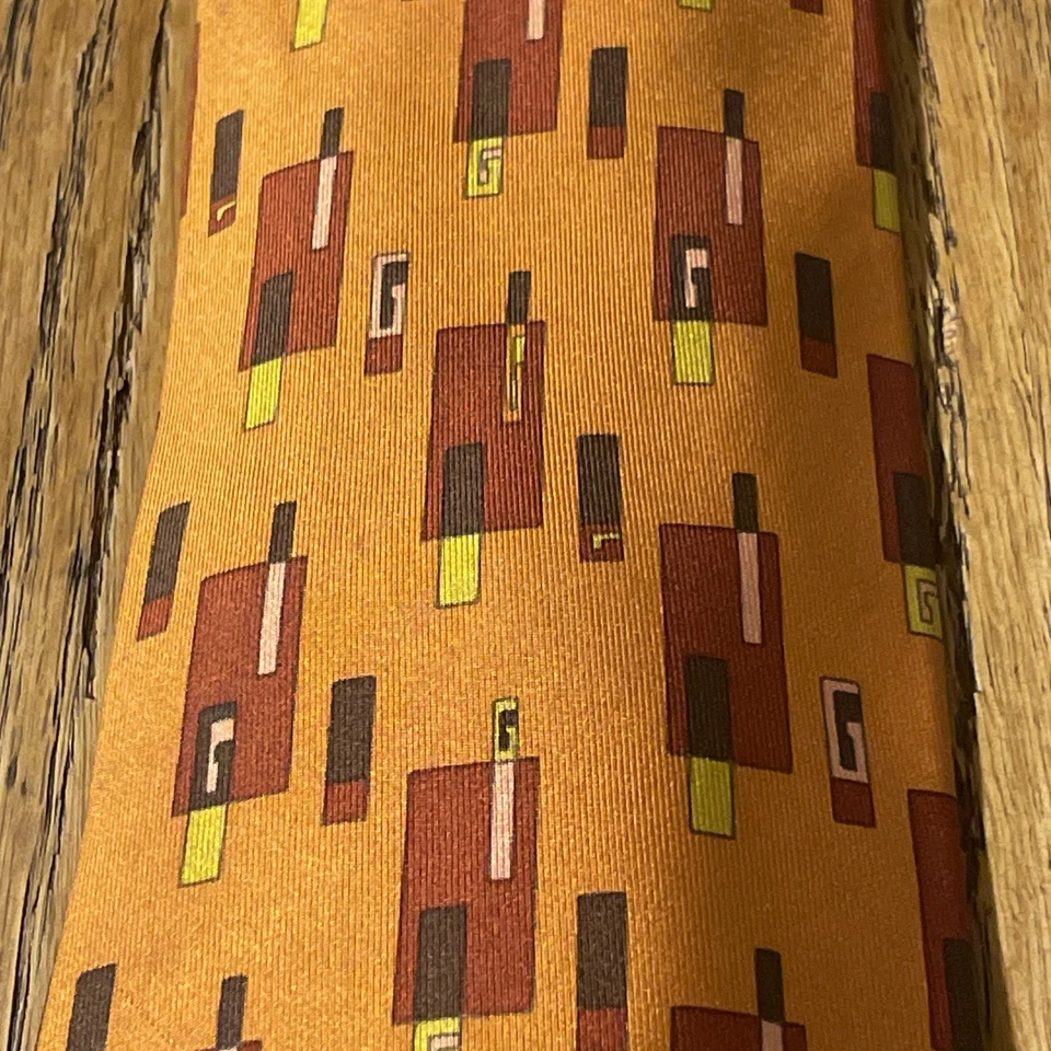 Corbata de seda vintage usada en excelente estado Gucci geométrica arte pop logotipo G hecha en Italia Foto 4 de 4