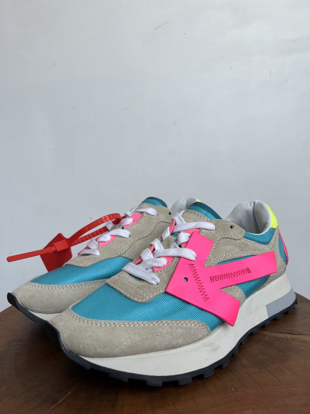 低価格で大人気の Off-White ⇒ HG RUNNER SNEAKERS アロースニーカー