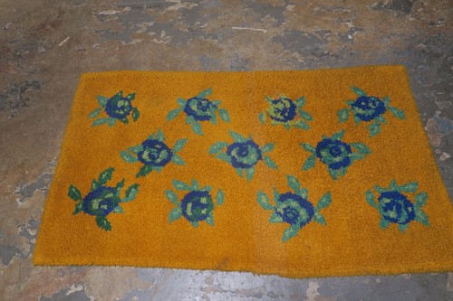 Vintage 70's Latch Hook Rug 2'9x 4'8 Carpet Handmade Shabby BOHO Blue Roses - Picture 2 of 5