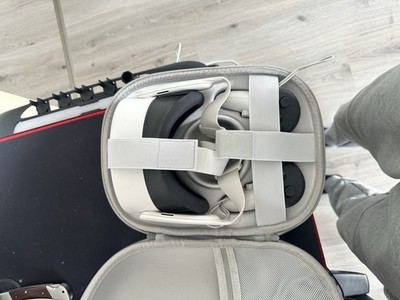 Meta Meta Quest 2 eigenständiges VR-Headset Weiß mit 2 Controllern Case