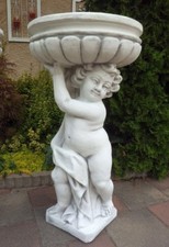 Steinfigur Putte mit Pflanzschale, Blick rechts, Steinguss, 89,5 cm, Gartenfigur