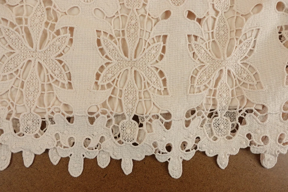 Camiseta sin mangas H&M para mujer talla XS con superposición de encaje bordado cremoso Foto 2 de 4