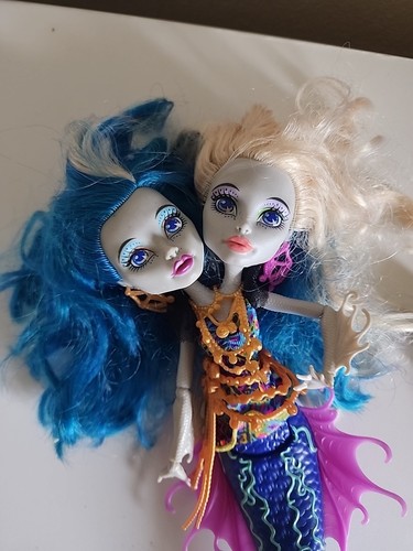 Monster High bambola Peri e Pearl Serpentine grande barriera corallina Mattel spazzola per capelli - Foto 2 di 6