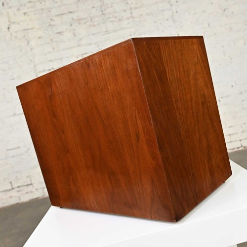 Mid Century Modern Scandinavian Modern Walnut Magazine Rack or File Box Containe - 第 2/14 張圖片