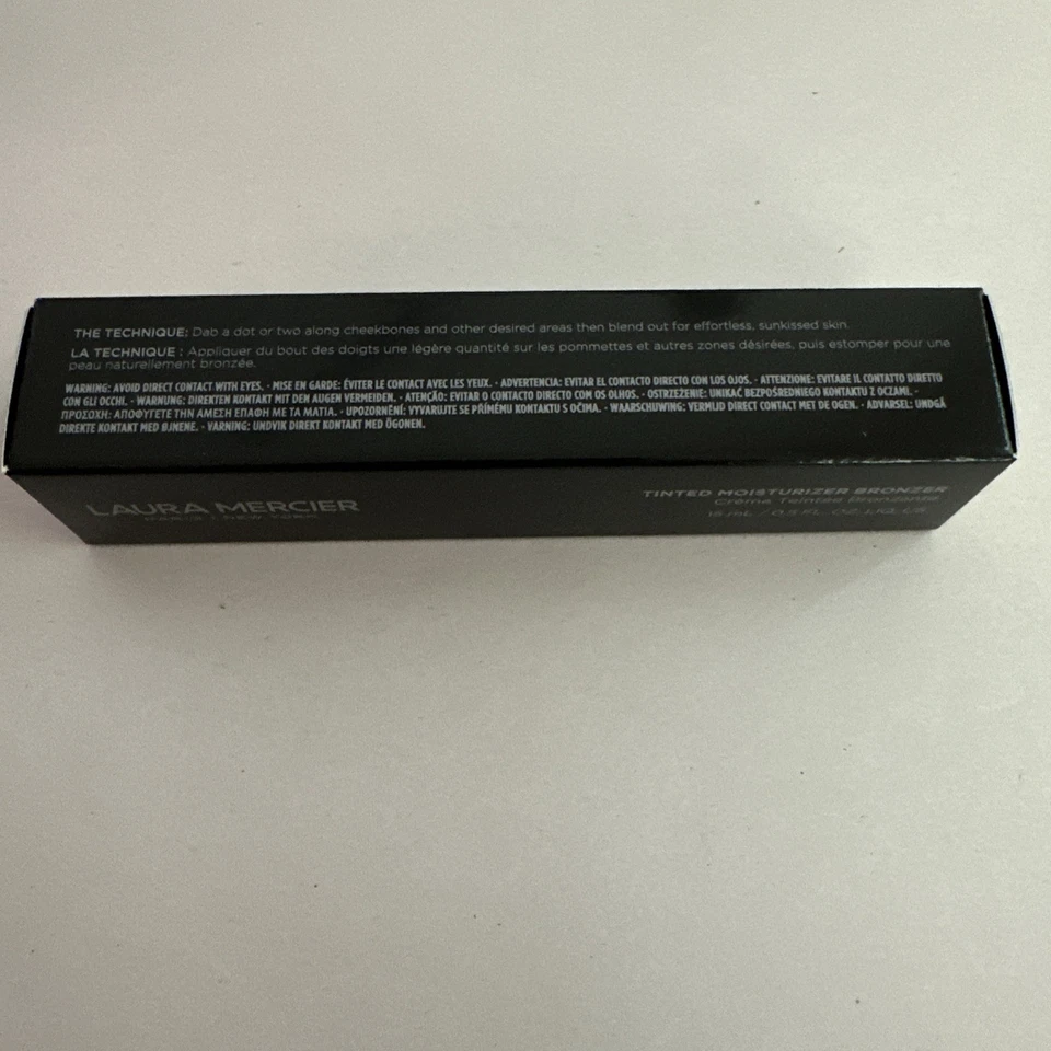 Bronceador hidratante tintado Laura Mercier 0,5 oz Sunshine 01 Foto 4 de 4