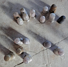 Lot de 17 anciens dés à coudre