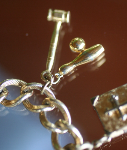 Vintage:* MONET *: MULTI CHARM DANGLE BRACELET W/SAFETY CHAIN GOLD TONE EX COND - Picture 3 of 10