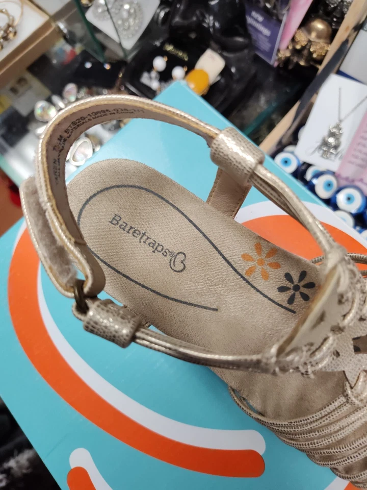 Sandalias y chanclas para mujer BareTraps Taren talla 7,5 m oro claro Foto 4 de 4