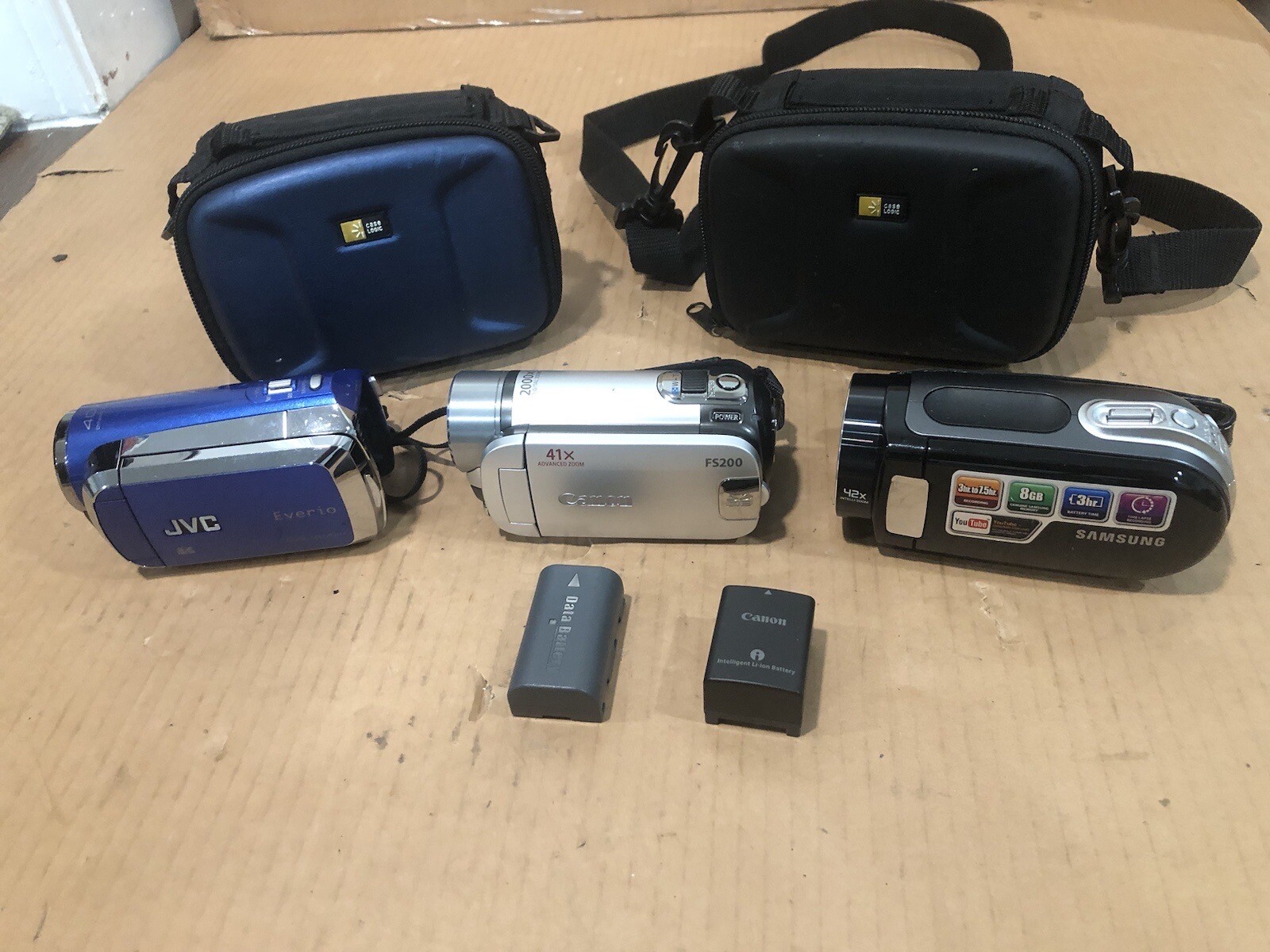 Lot Of 3 Camcorders JVC Everio GZMS120AU Canon FS200, Samsung MMC PLUS