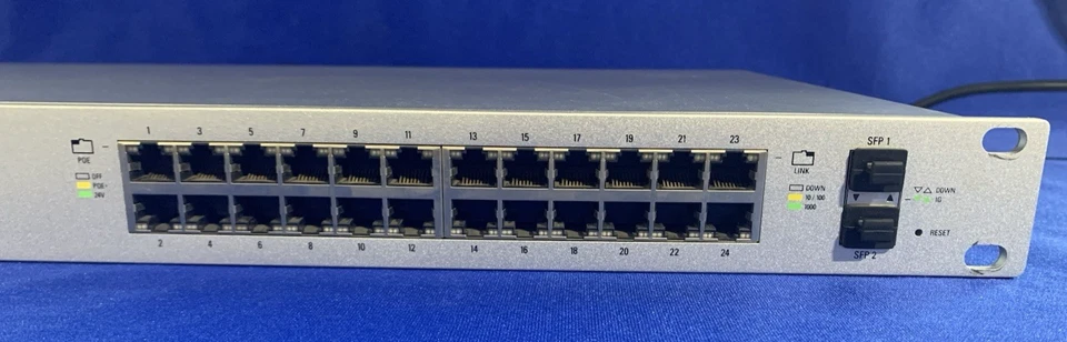 Conmutador Ethernet y cable de alimentación Ubiquiti UniFi US-24-500W 24 puertos PoE+ *Ver descripción* Foto 3 de 4