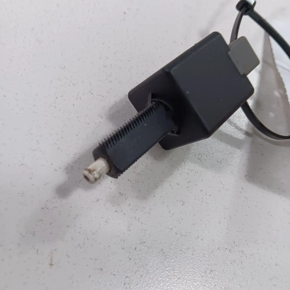 Interruptor de pedal de freno Hyundai Accent 2017 2016 2015 2014 2013 2012 Foto 2 de 4