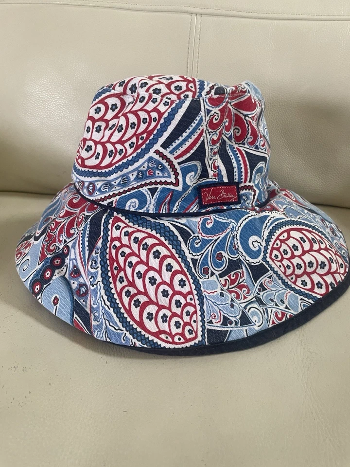 Sombrero Cubo Vera Bradley Floral Jardinería Rojo Blanco y Azul Paisley  Foto 2 de 4