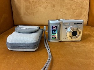 Samsung D75, 7.2 MP, Digicam, with Samsung Case, Tested and working.