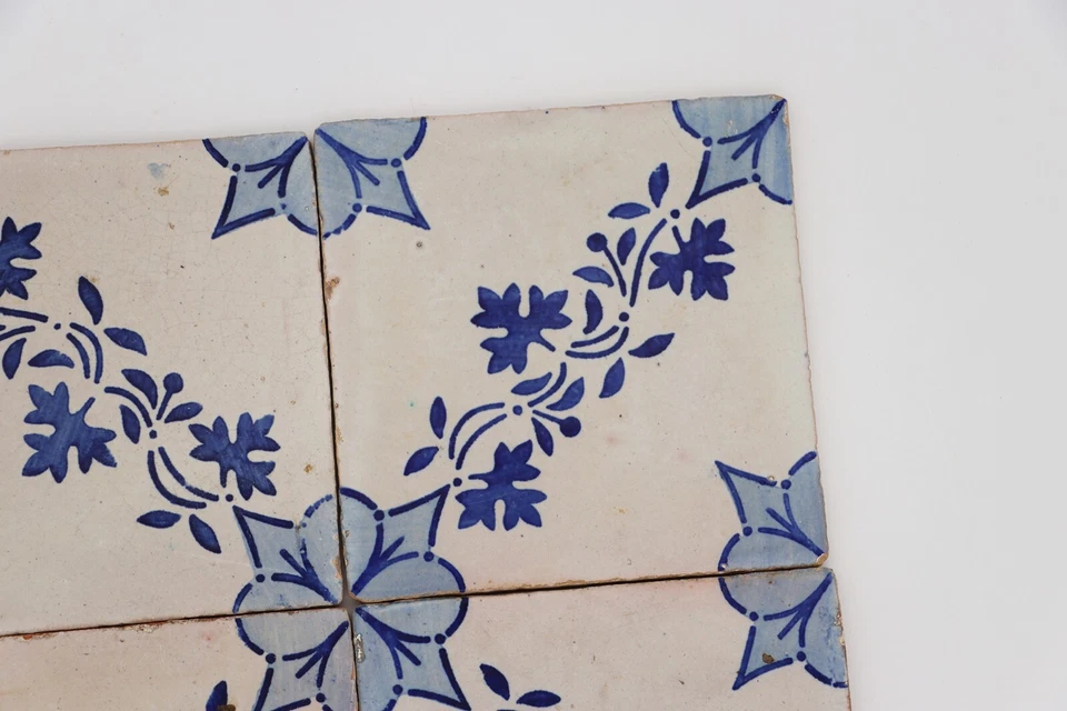 Juego de cuatro azulejos portugueses florales azules y blancos antiguos del siglo XIX Foto 3 de 4