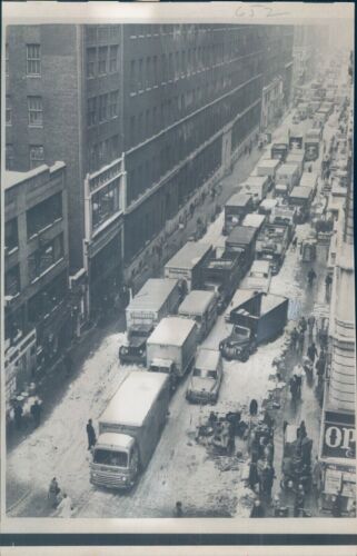 1961 Trafic commercial NYC vêtement camions Manhattan déneigement photo de rue - Photo 1 sur 2