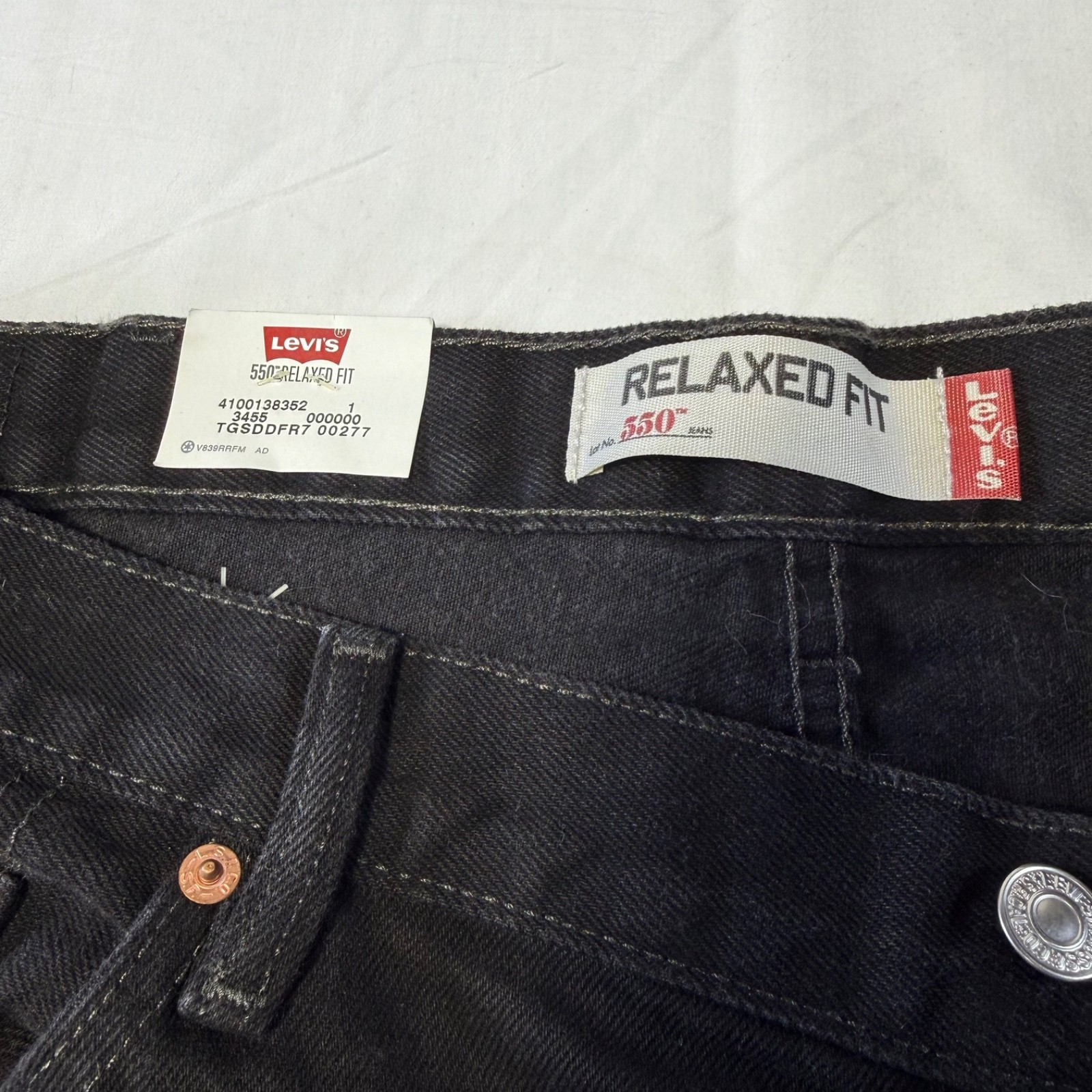 NWT Levi's 550 Relaxed Fit Black Jeans Mens Size 42x30 thumbnail 4