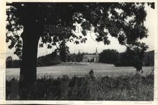 1988 Press Photo An old oak and St. Michael's Church overlooks farm fields