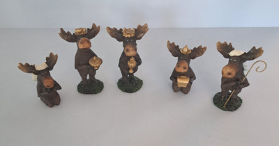 Brown Humor Moose Nativity set, 5 figurines Resin Detailed w/additional pieces