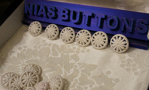 18 Beautiful Vintage White Plastic Buttons- 13/16 inch-- Item# 30- 4