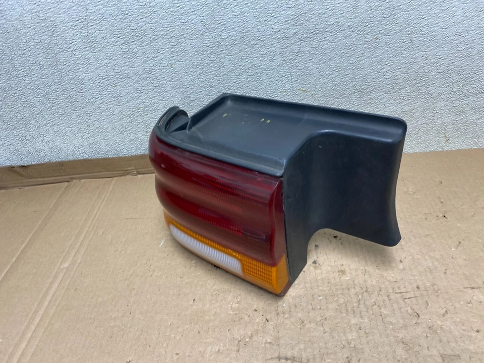 Dodge Spirit 1993 luz trasera izquierda del lado del conductor U8596 PS Foto 2 de 4