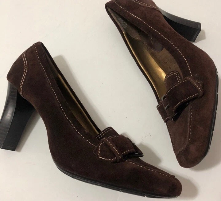 Vintage Gamuza Nine & Co por Nine West talla 8. Acento de hebilla, Tacones Clásicos Marrón. Foto 3 de 4