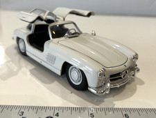 Welly Diecast Model Toy Car Mercedes Benz 300 SL White 24064/4D 1:24 Scale