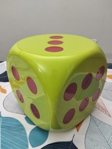 Porta CD/DVD dispenser Push a forma di dado in plastica verde con pois rosa