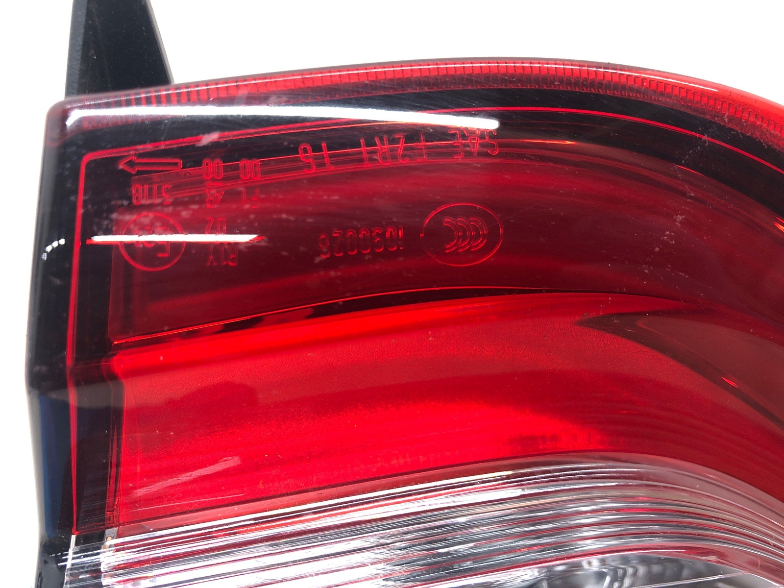 2017-2020 MASERATI LEVANTE RIGHT TAILGATE MOUNTED BRAKE LIGHT 670106834 OEM