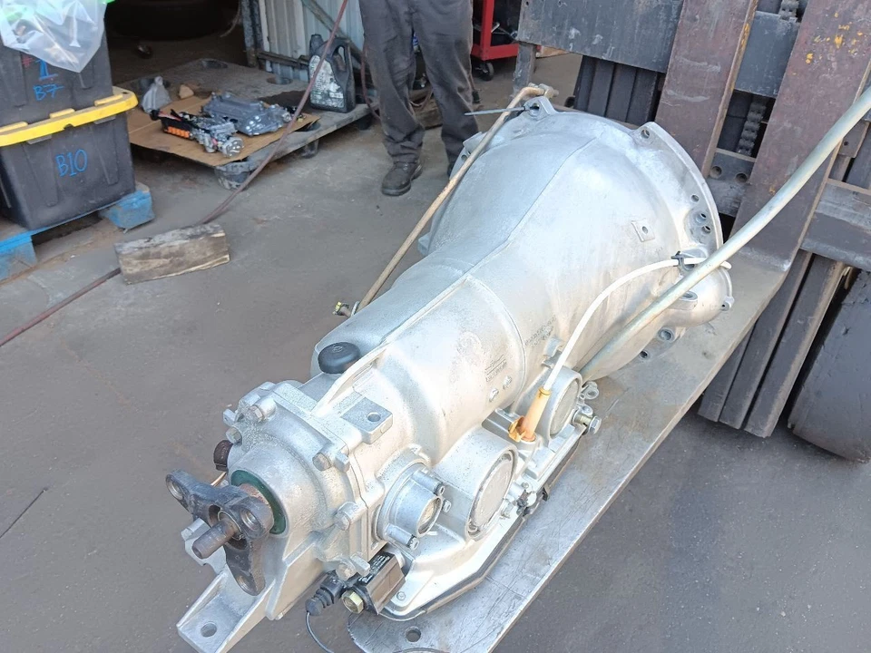 1986-1989 Mercedes 107 560SL Transmission Drivetrain Gearbox 4 Speed 1072705301 - Image 3 of 4